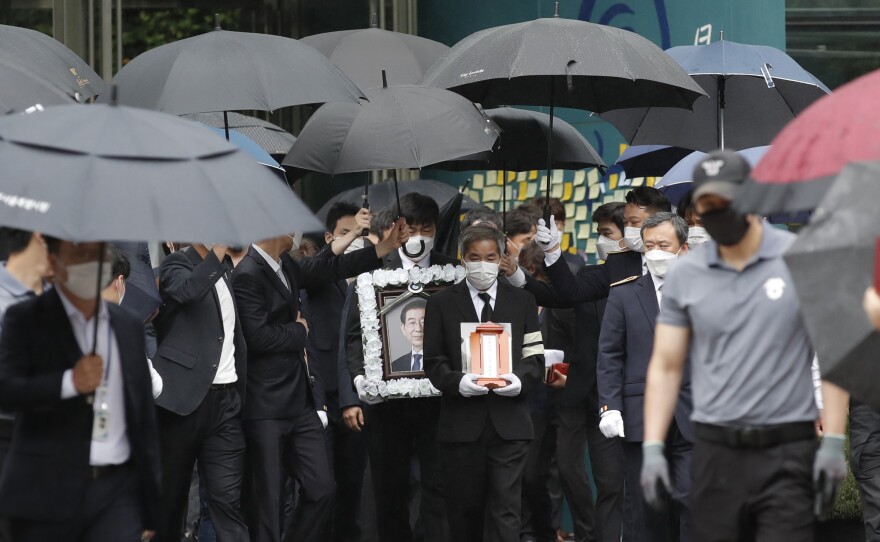 A group of mourners leaves the funeral of Seoul Mayor Park Won-soon at Seoul City Hall on Monday.