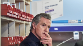 El gobernador de California, Gavin Newsom, escucha las preguntas de los medios tras anunciar que las plumas de insulina glargina de CalRx estarán disponibles a partir del 1 de enero de 2026, a un precio de venta sugerido de no más de 55 dólares por paquete de cinco, o 11 dólares por pluma, durante una conferencia de prensa en la farmacia Mark Goodson de Cedar-Sinai, el jueves 16 de octubre de 2025, en Los Ángeles. (AP Foto/Damian Dovarganes)