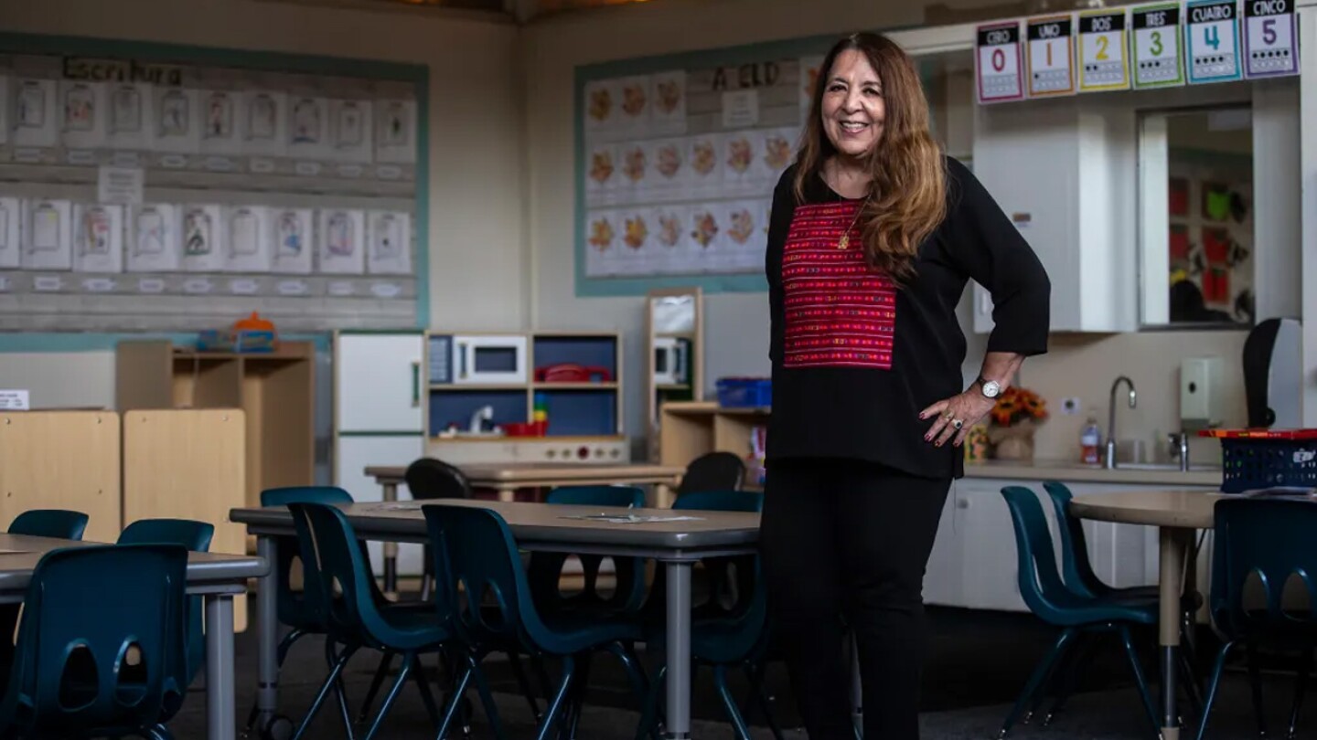 Bárbara Flores se encuentra dentro de su antiguo salón de clases de kínder en la escuela primaria Washington.