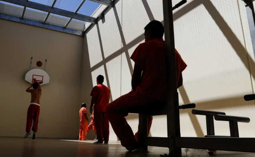 Detenidos hacen ejercicio en el Centro de Procesamiento de ICE en Adelanto, Adelanto, el 28 de agosto de 2019. La expansión de dichas instalaciones sería necesaria para que el presidente electo Donald Trump lleve a cabo sus planes de deportación de inmigrantes. Foto de Chris Carlson, AP Photo.