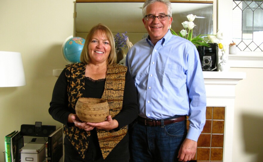 Cherie Cloudt asks History Detectives’ Wes Cowan to research the story behind her basket. She thinks Indian War heroine Toby Riddle wove this basket.