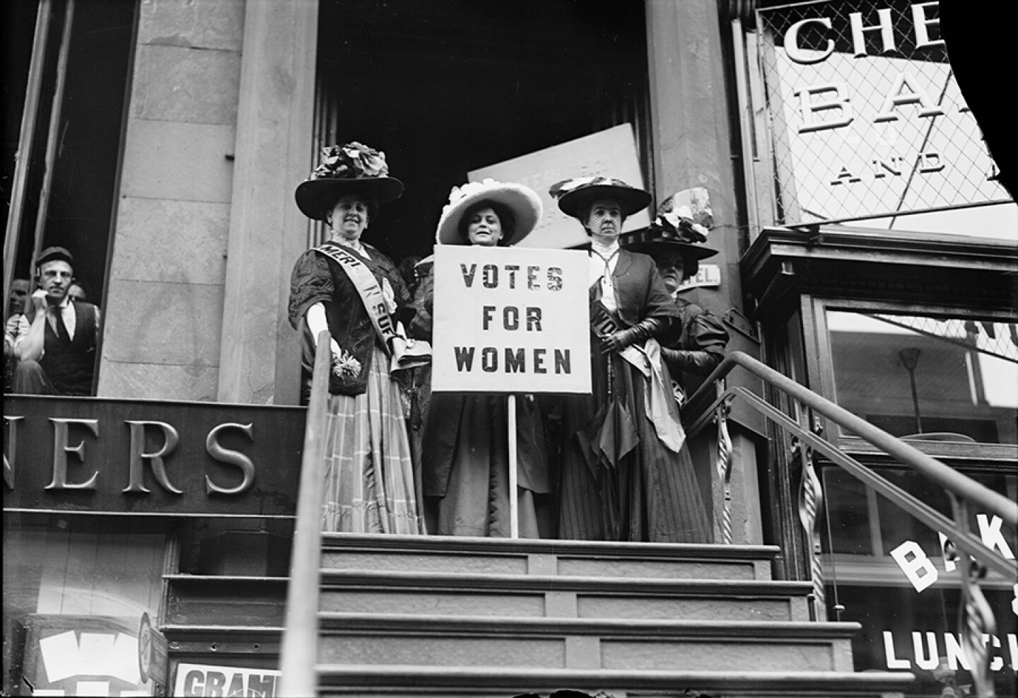Trixie Friganza between suffrage leaders. N.Y., 1908.