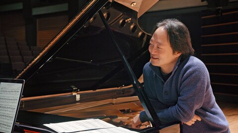 Celebrated violinist and chief conductor of the Mexico City Philharmonic Scott Yoo at the piano. 