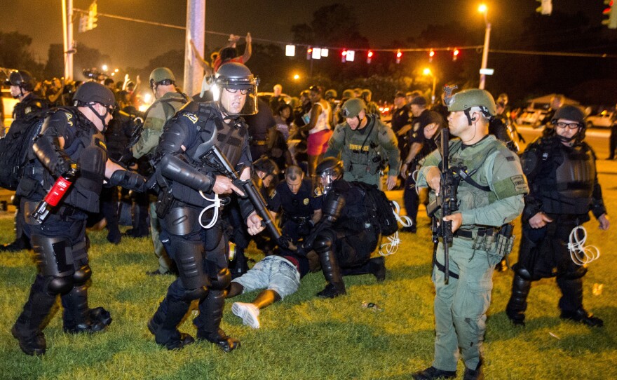 Baton Rouge police rush a crowd of protesters and start making arrests on Saturday evening in Baton Rouge, La.