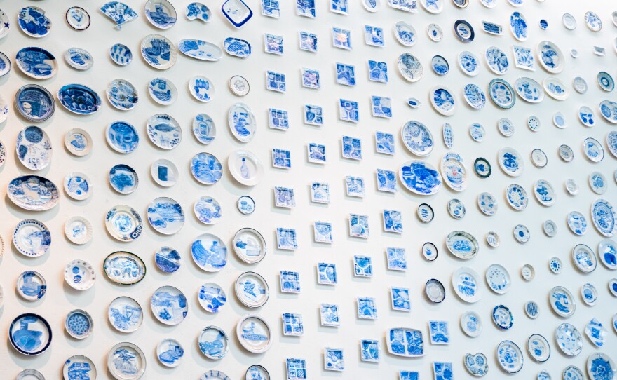 Julie Green's <em>The Last Supper</em> is currently on view at the Bellevue Arts Museum in Bellevue, WA, with 800 plates in the exhibit.