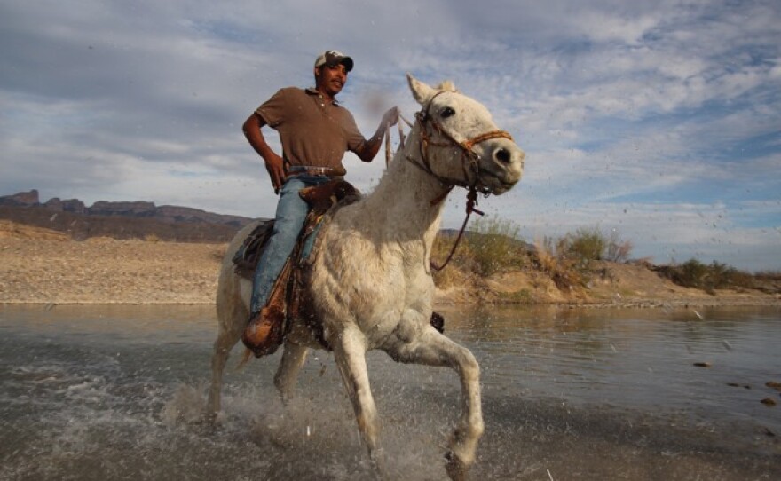 A member Los Diablos wildfire fighting team crosses Rio Grande legally into United States. (Photo by Lorne Matalon)