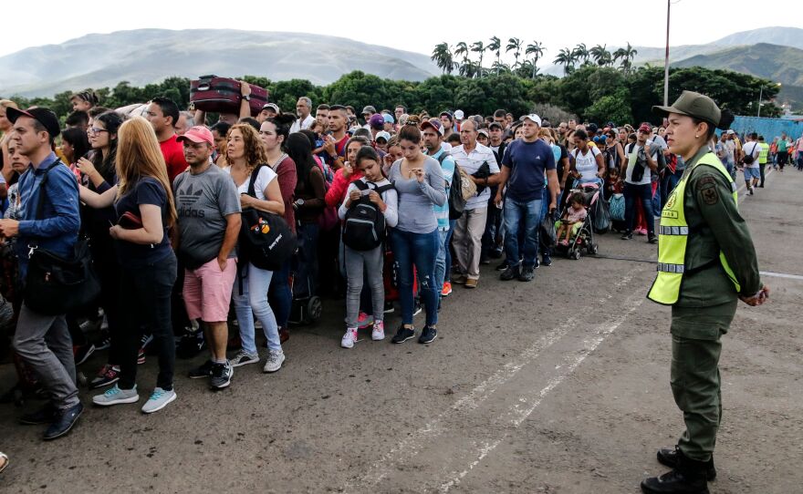 People line up to cross the Simón Bolívar International Bridge from San Antonio del Tachira in Venezuela to La Parada, Colombia, to buy goods.