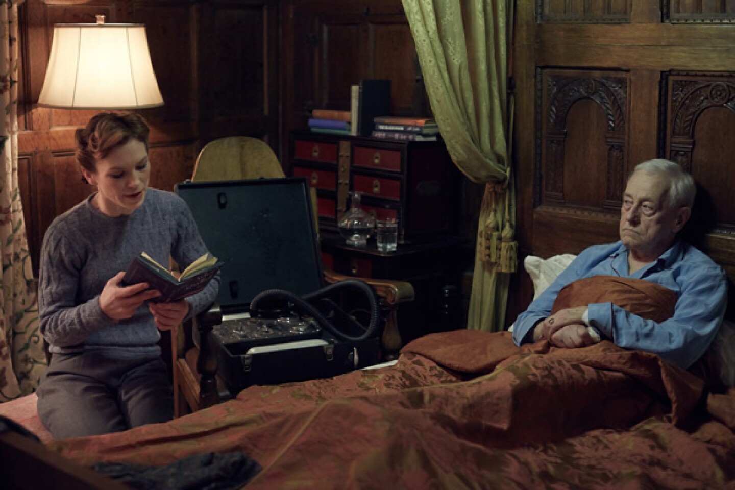 Honeysuckle Weeks as Samantha Stewart and John Mahoney as Andrew Del Mar.