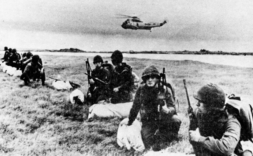 Soldados argentinos aterrizando desde un helicóptero Sea King no lejos de Puerto Stanley, la capital de las Islas Malvinas.