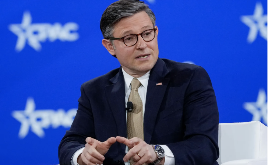 El presidente de la Cámara de Representantes, Mike Johnson, habla en la Conferencia de Acción Política Conservadora (CPAC) en el Gaylord National Resort and Convention Center en National Harbor, Maryland, el 20 de febrero de 2025. Foto de Jack Gruber-USA TODAY vía Reuters