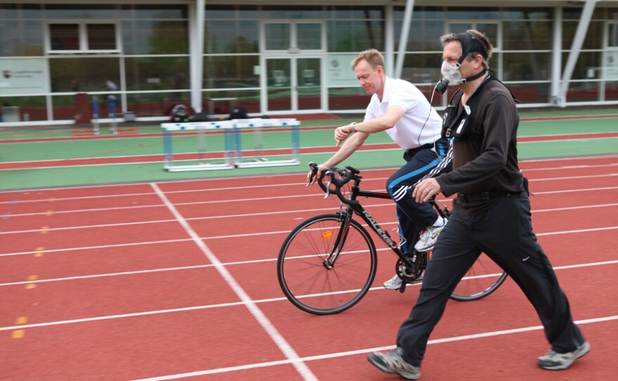 Dr. Michael Mosley with Dr. Keith Tolfrey (University of Loughborough) as he calculates the rate at which Michael burns calories during exercise.