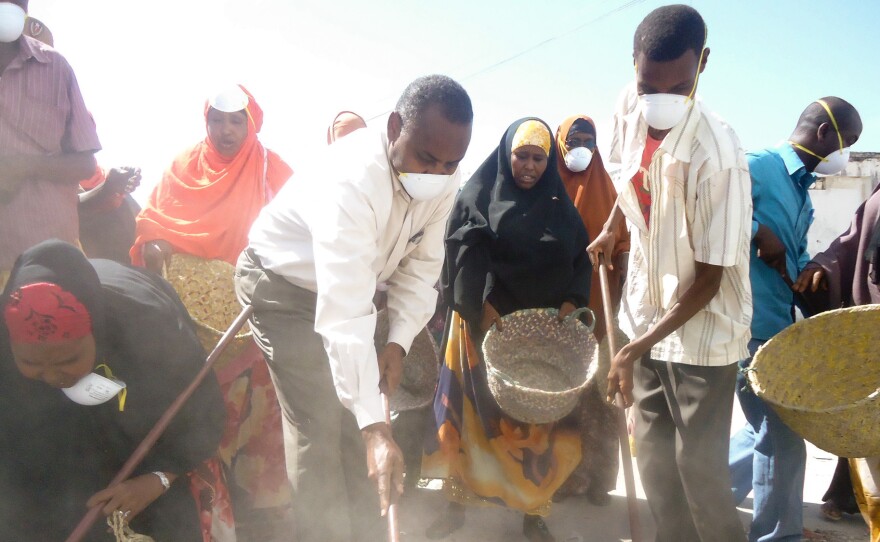 Mohamud Nur clears garbage in Mogadishu in 2015.