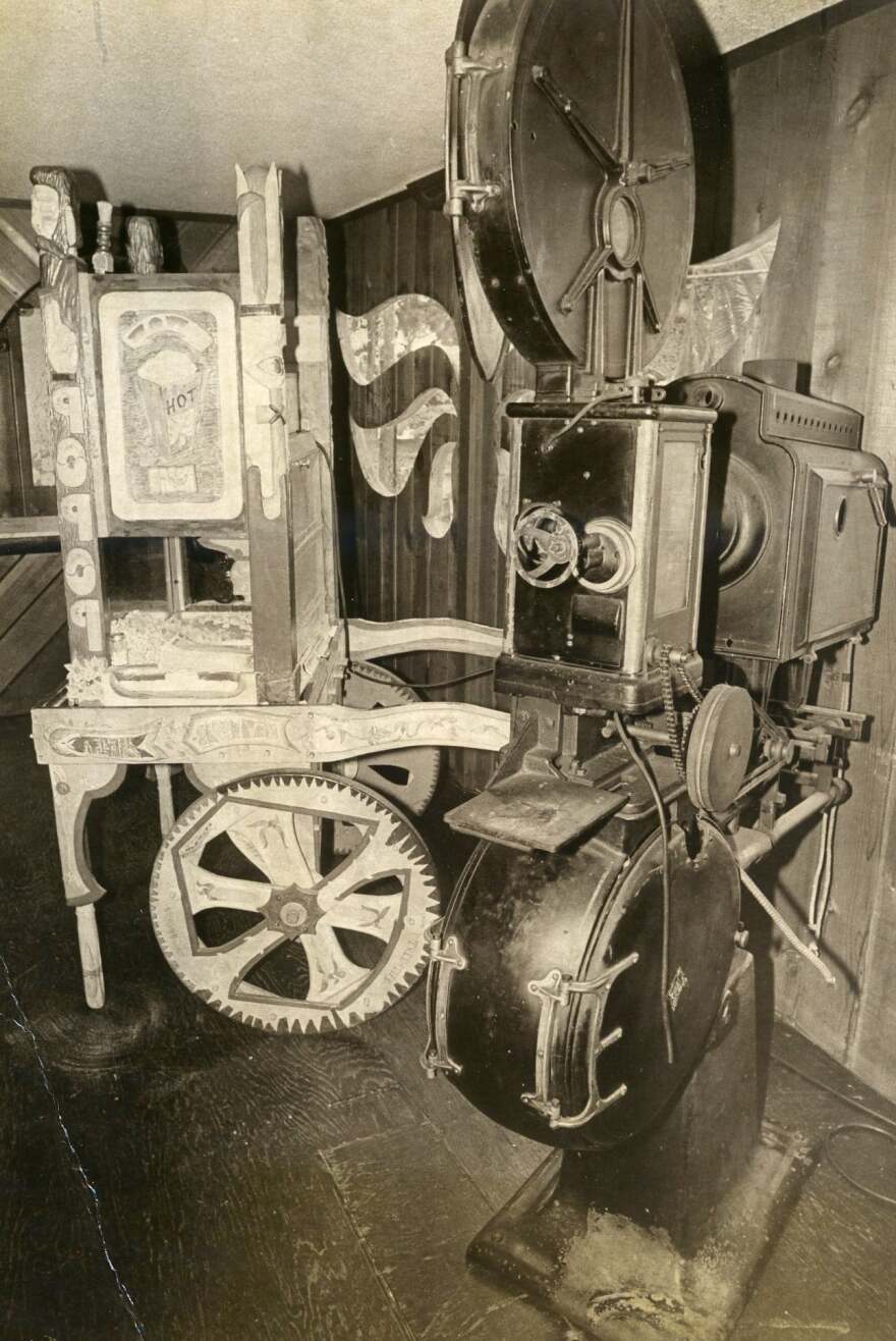 Le projecteur et la fameuse machine à popcorn du Unicorn Cinema.  Photo non datée.