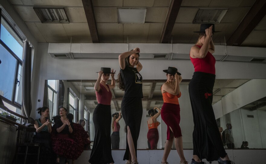 Another number in the showcase involves performing with a hat, the so-called <em>sombrero cordobés</em>.