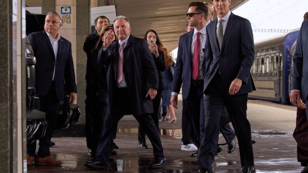 U.S. President Donald Trump's envoys Steve Witkoff, center, and Jared Kushner, right, arrive in Kyiv, Ukraine, Sunday, Sept. 6, 2026.