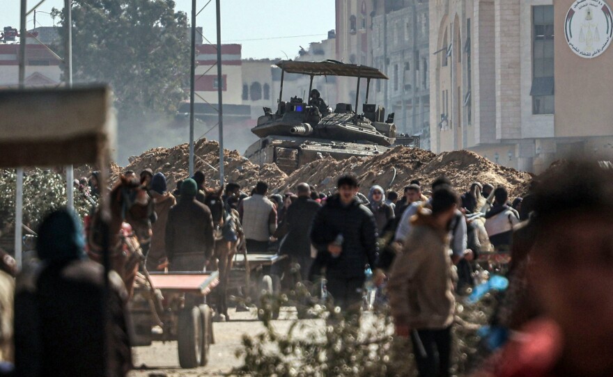 Palestinians migrate to safer areas due to Israeli attacks that continue in Khan Younis, Gaza, on Jan. 30.