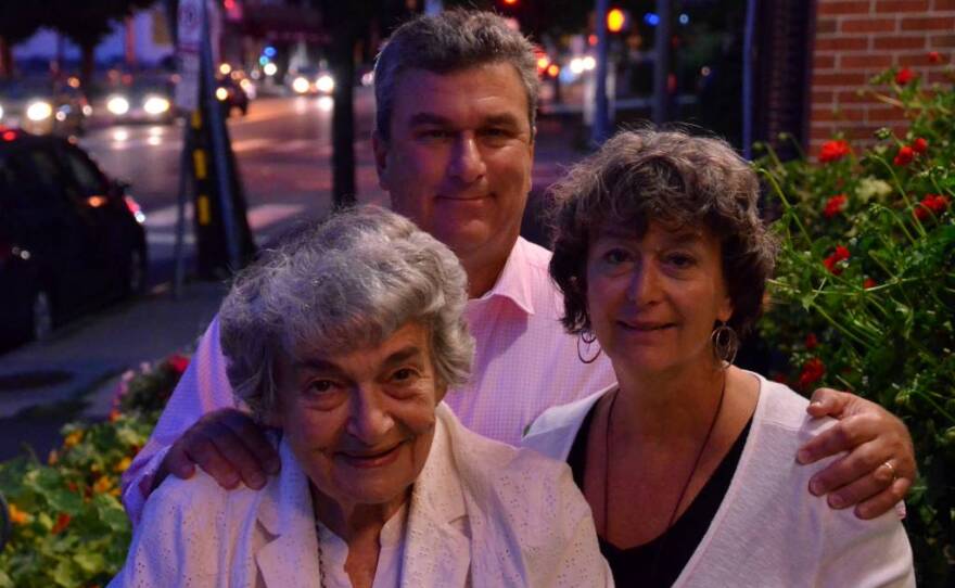 Elisabeth Simons (left) with her children Bob and Lee Simons in 2015.