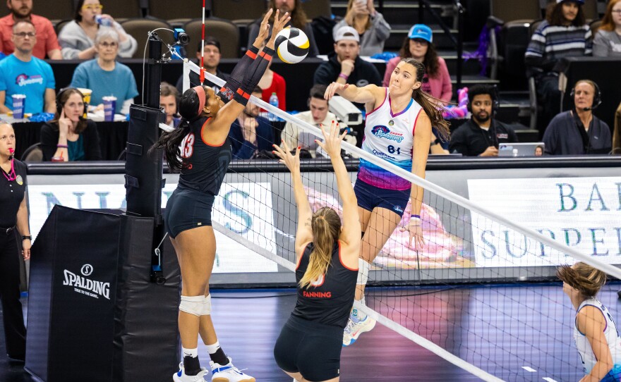 A crowd of more than 11,000 set a U.S. indoor pro women's volleyball record for attendance. The previous U.S. pro record was an Olympic qualifier match in Lincoln, Nebraska in 2016.