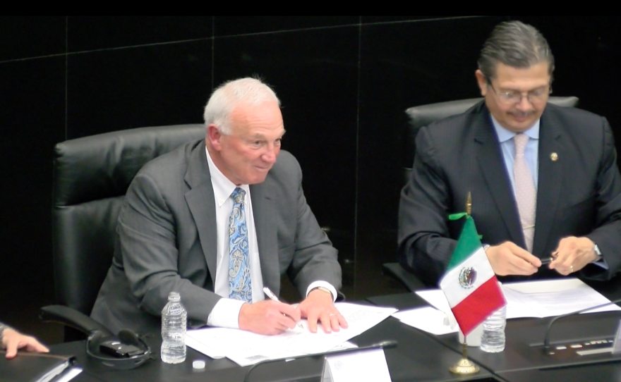 Jerry Sanders signs memorandum of understanding with Mexican Senate, March 28, 2017.