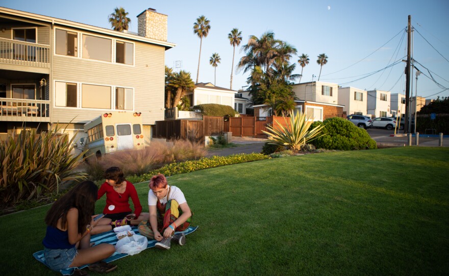 Mace Viemeister eats a picnic dinner with friends Joy Ruppert, left, and Issie Slentz, center in Encinitas, Oct. 4, 2022.