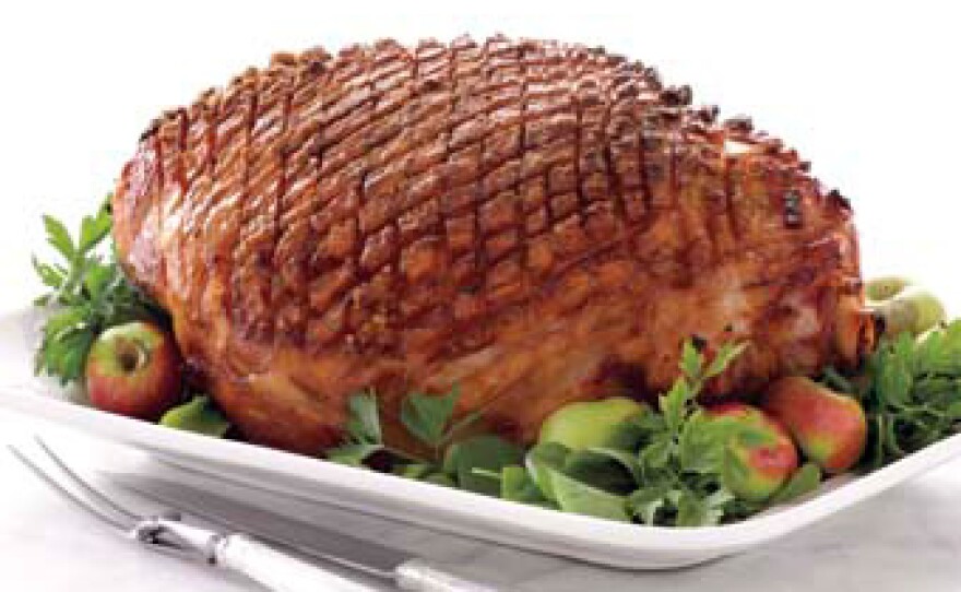 Martha Stewart demonstrates a centerpiece of her holiday table, glazed ham.