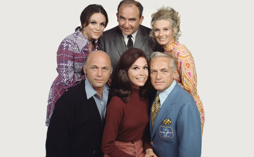 L-R (top) Valerie Harper, Ed Asner, Cloris Leachman (bottom) Gavin MacLeod, Mary Tyler Moore, Ted Knight. Cast of the MARY TYLER MOORE SHOW.