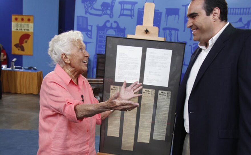 At ANTIQUES ROADSHOW in Madison, Wisconsin, this guest brings in a 1976 letter from legendary crooner Frank Sinatra to Chicago Daily News columnist Mike Royko. An enraged Sinatra is responding to the columnist’s unflattering jibes; in turn, Royko printed Sinatra’s letter, then auctioned it for charity. Appraiser Simeon Lipman delights the letter’s owner with his valuation of $15,000.