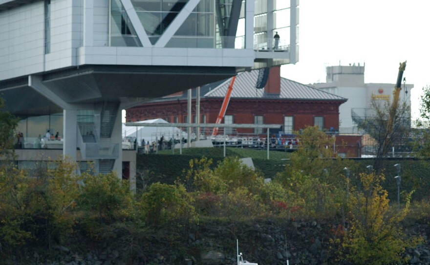 The William Jefferson Clinton Presidential Library in Little Rock shortly before its 2004 dedication ceremony.