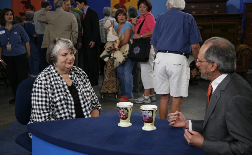 David Lackey (right) appraises Flight & Barr Worcester vases, ca. 1800, in Chattanooga, Tenn. ANTIQUES ROADSHOW “Vintage Chattanooga, Hour 2” premieres Monday, November 6 at 8/7C PM on PBS.
