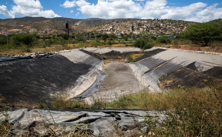 Since 2013, the $2.1 million sewage treatment plant at Titanyen has been closed. The lining of one of the disinfecting basins developed massive bubbles due to an engineering defect.