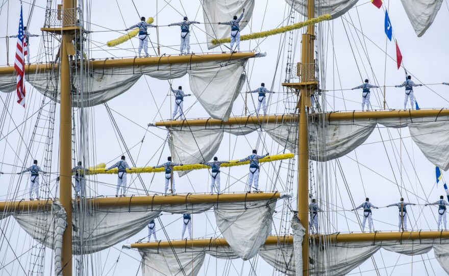 El buque escuela de vela ARM Cuauhtémoc ahora está atracado en el muelle de B Street y abierto para visitas guiadas.  El velero es una réplica de la época construida en 1982 para la Armada de México.  Desde su puesta en servicio, el barco ha visitado 228 puertos en 73 países a lo largo de su historia para ayudar a capacitar a marineros mexicanos y compartir la buena voluntad del pueblo mexicano, 16 de mayo de 2024, San Diego.