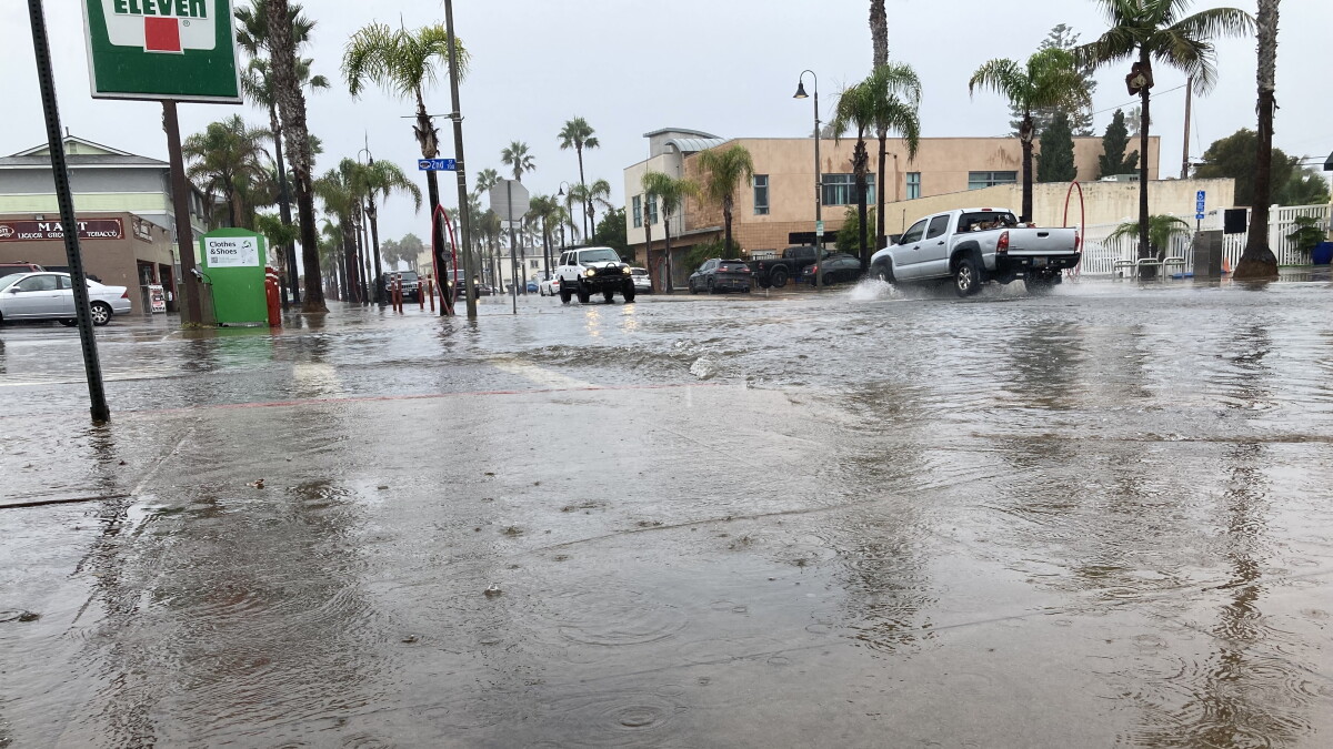 Spectators gawk as storm hits Imperial Beach - Vimarsana News