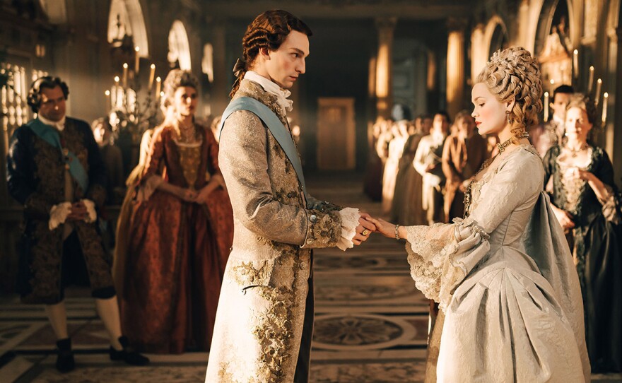 Louis Cunningham (Louis) and Emilia Schüle (Marie Antoinette)