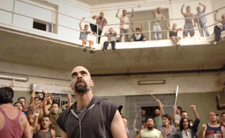 Luis Tosar at the center of the prison riot in "Celda 211"