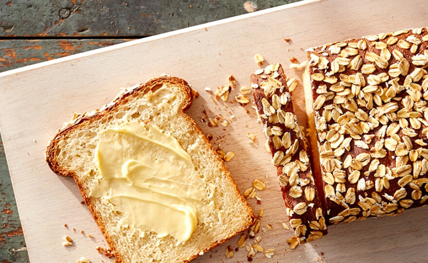 Caramelized oat sandwich bread