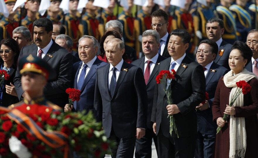 (From left) Venezuela's President's wife Cilia Flores, Venezuela's President Nicolas Maduro, Kazakhstan's President Nursultan Nazarbayev, Russian President Vladimir Putin, unidentified man, China's President Xi Jinping, Mongolia's President Tsakhiagiin Elbegdorj, Chinese first lady Peng Liyuan, United Nations Secretary General Ban Ki-moon and other officials take part in a wreath laying ceremony.