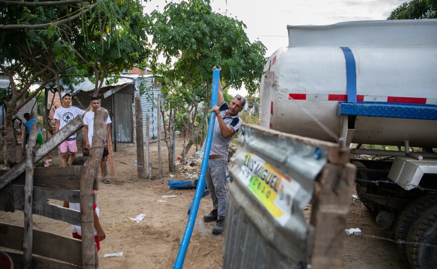A water tank truck is a fairly reliable but expensive alternative to the water pipes in La Paz.