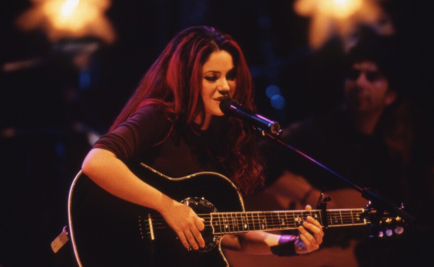 Shakira onstage during her <em>MTV Unplugged</em> performance, recorded in New York in 1999 and released as a live album in early 2000.