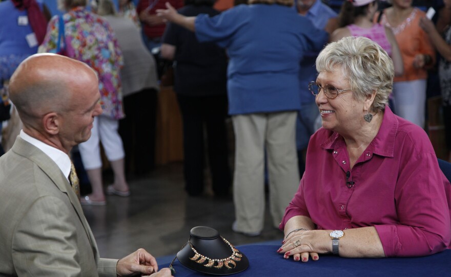 Peter Shemonsky (left) appraises a Mughal Indian reversable necklace, ca. 1900, in Phoenix, Ariz. ANTIQUES ROADSHOW “Vintage Phoenix 2025, Hour 1” airs Monday, October 13 at 8/7C PM on PBS.