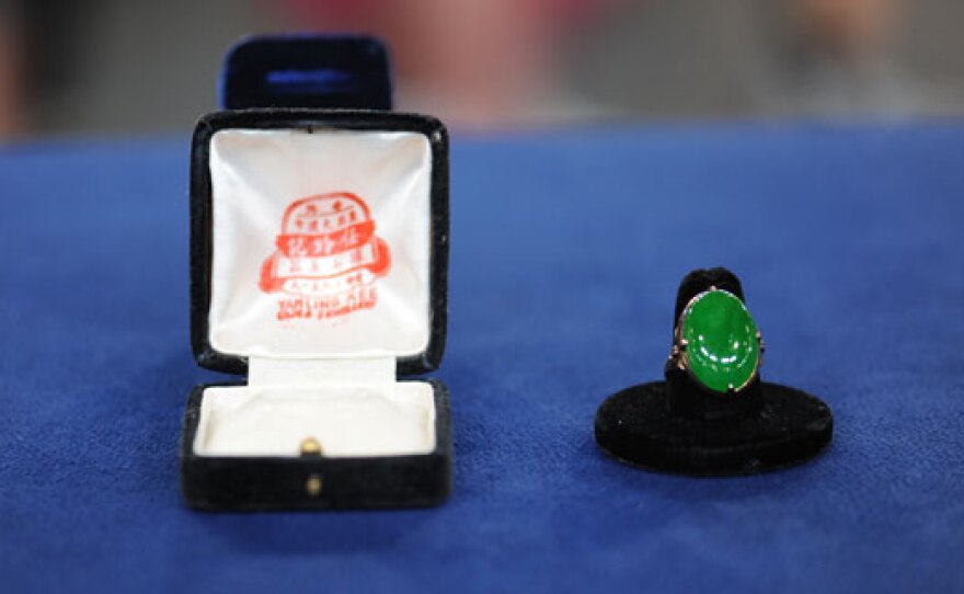 Gloria Lieberman (right) appraises a jade ring with case, ca. 1940 for $60,000-$80,000 in Austin, Texas.