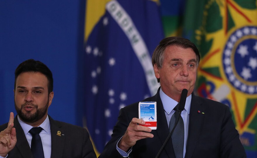 The president, Jair Bolsonaro (without a party), shows a box of Hydroxychloroquine and defends its use as a preventive against covid-19. (Bolsonaro insiste em recomendar Hidroxicloroquina para a covid-19)