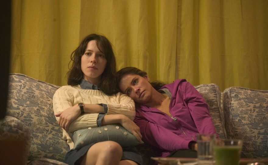 Rebecca Hall and Amanda Peet are sisters in "Please Give"