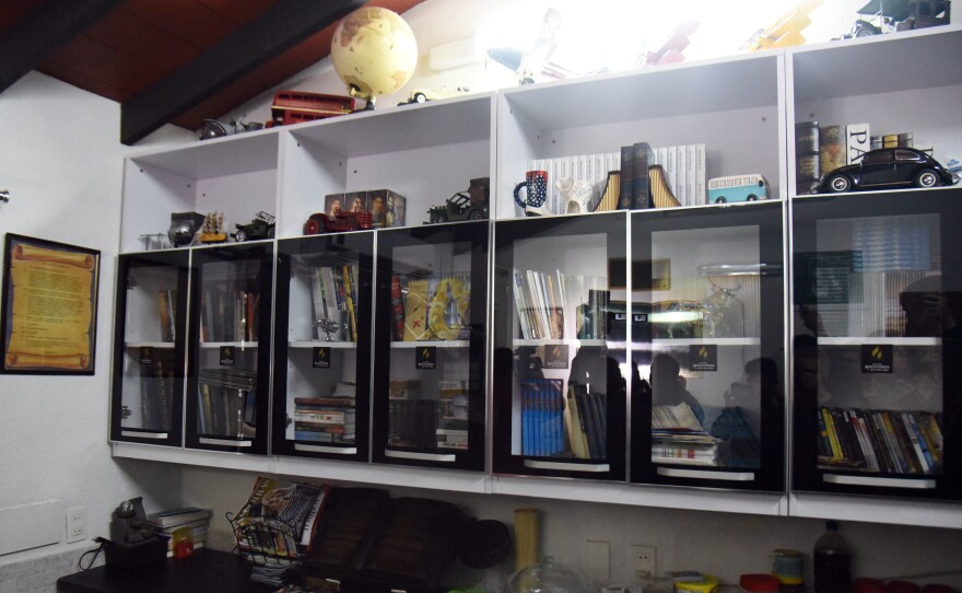 The decked-out cell featured an impressive amount of storage.
