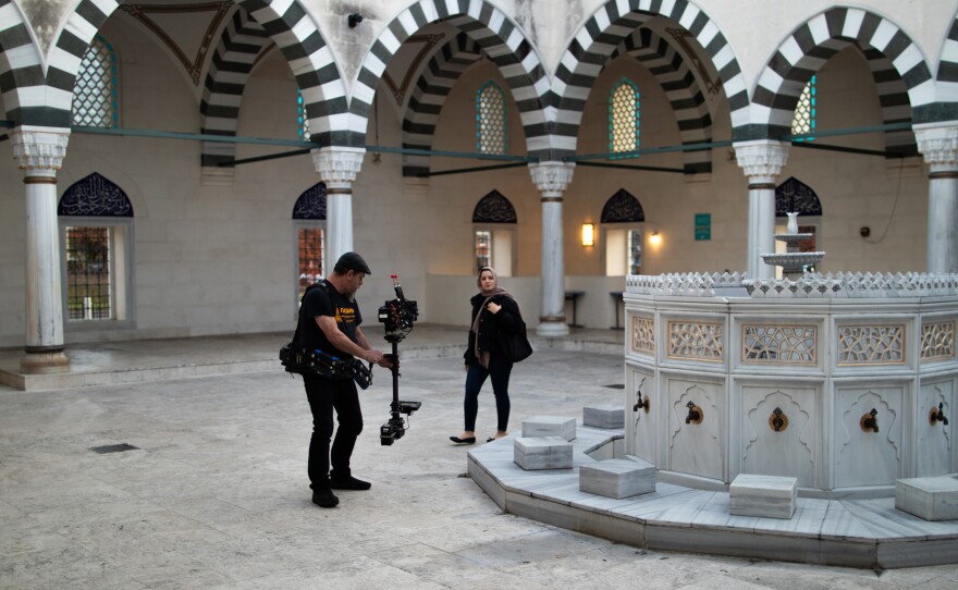 Ariella Gayotto Hohl, a young Muslim woman grappling with the loss of her beloved father finds solace in five great love stories from the Islamic tradition.