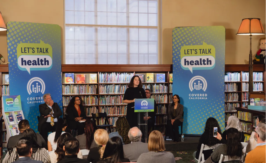 Jessica Altman, directora ejecutiva de Covered California, habla en la campaña estatal “Hablemos de salud” en Los Ángeles el 13 de noviembre de 2024. Ella está promoviendo una nueva expansión de la Ley de Atención Médica Asequible que beneficia a los inmigrantes con la protección de DACA. Foto de Zaydee Sanchez para CalMatters