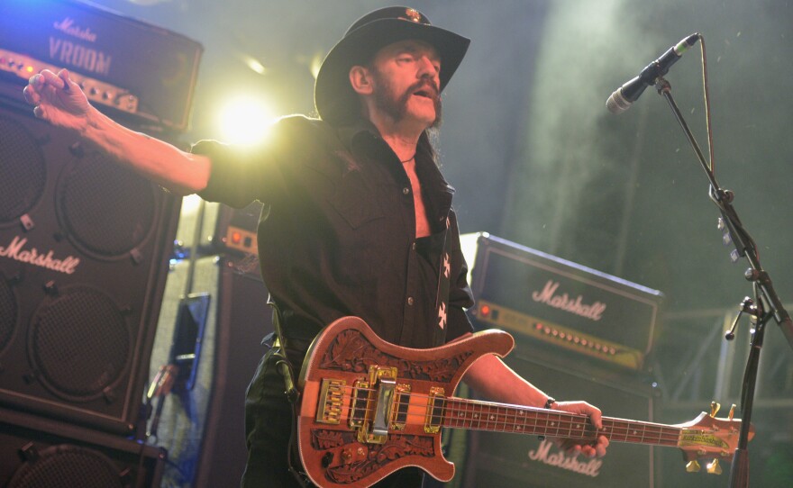 Fans of late Motörhead frontman Lemmy Kilmister are calling for a new heavy element to be named after him.