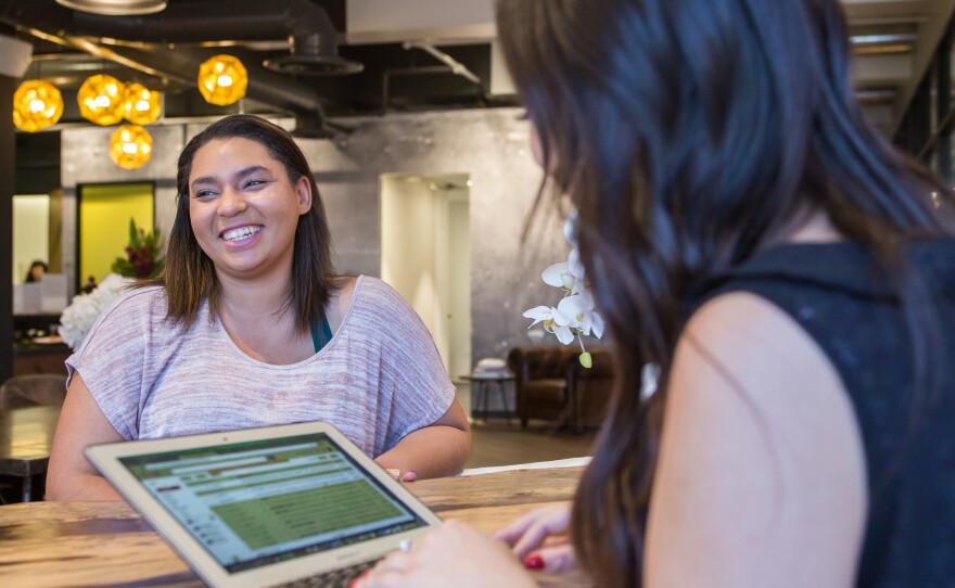 Three Day Rule dating coach Alexa Geistman goes over a few dating pointers with her client Kat McClain before her first date with Kevin Biely.