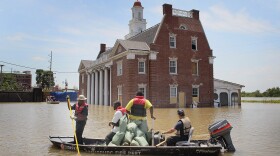 City workers transport a load of sandbags to be used in re-enforcing a levee gate past the Yazoo & Mississippi Valley Railroad Station May 11, 2011 in Vicksburg, Mississippi. 