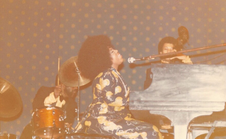 Roberta Flack performing at Constitution Hall.