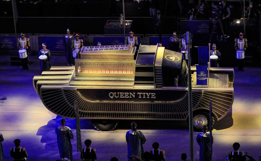 The carriage carrying the mummy of Queen Tiye, wife of Amenhotep III advances as part of the parade.